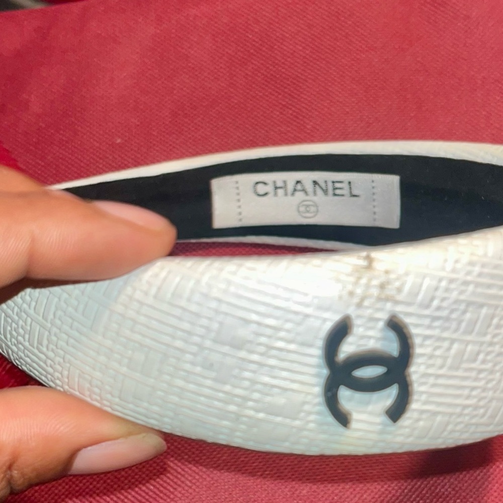 Fashion White Quilted Hair Accessory with Iconic Logo